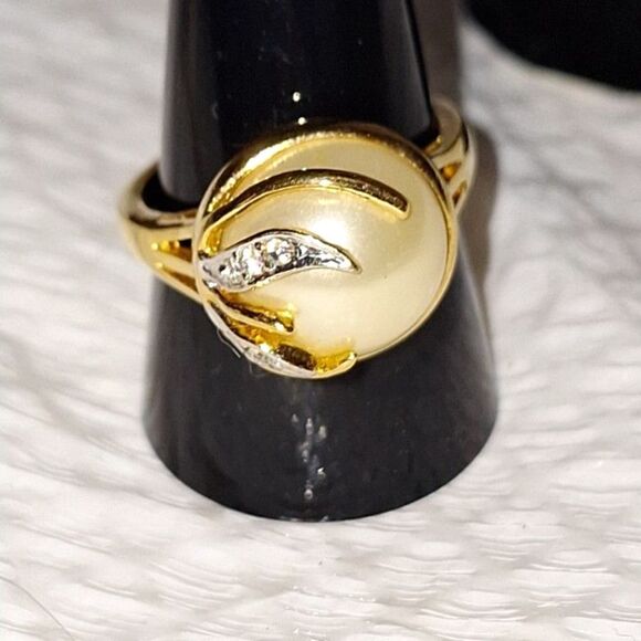 A SETA Women's Cocktail Ring Gold Tone Rhinestone Faux Pearl Elegant Size 9 - Picture 1 of 7